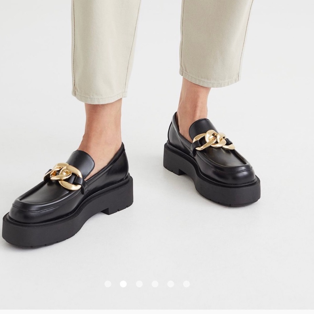 Chunky loafers fits a size 5.5 or 6. Only used once